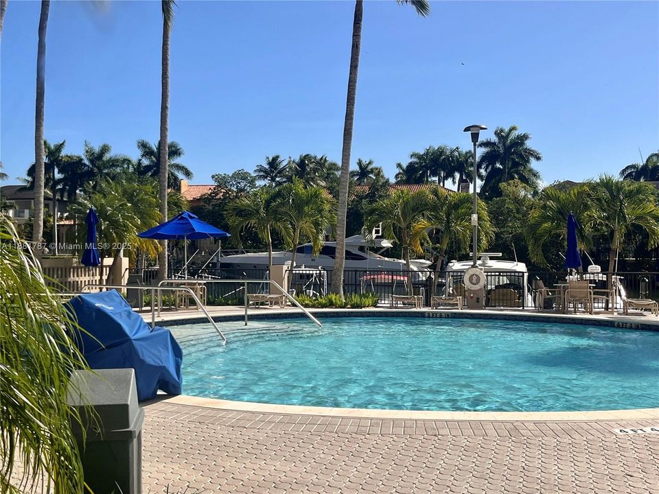 For Rent: $3,200 (1 beds, 1 baths, 910 Square Feet)