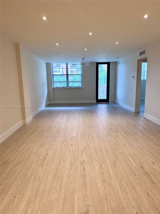 For Rent: $3,200 (1 beds, 1 baths, 910 Square Feet)