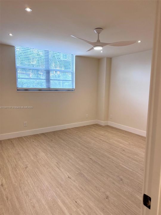 For Rent: $3,200 (1 beds, 1 baths, 910 Square Feet)