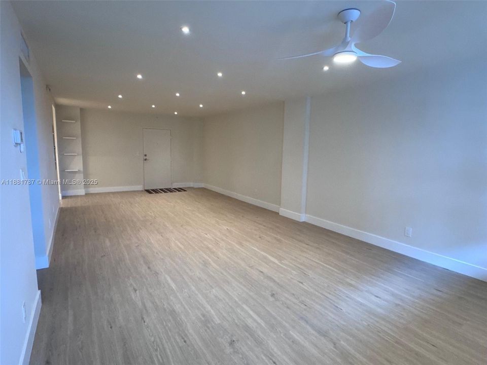 For Rent: $3,200 (1 beds, 1 baths, 910 Square Feet)