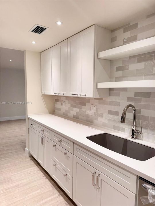 For Rent: $3,200 (1 beds, 1 baths, 910 Square Feet)