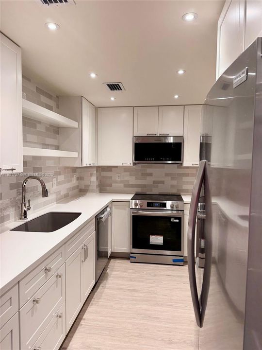 For Rent: $3,200 (1 beds, 1 baths, 910 Square Feet)