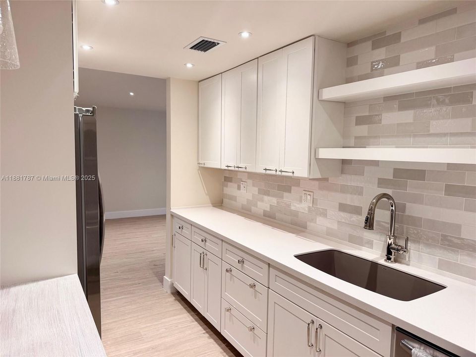 For Rent: $3,200 (1 beds, 1 baths, 910 Square Feet)