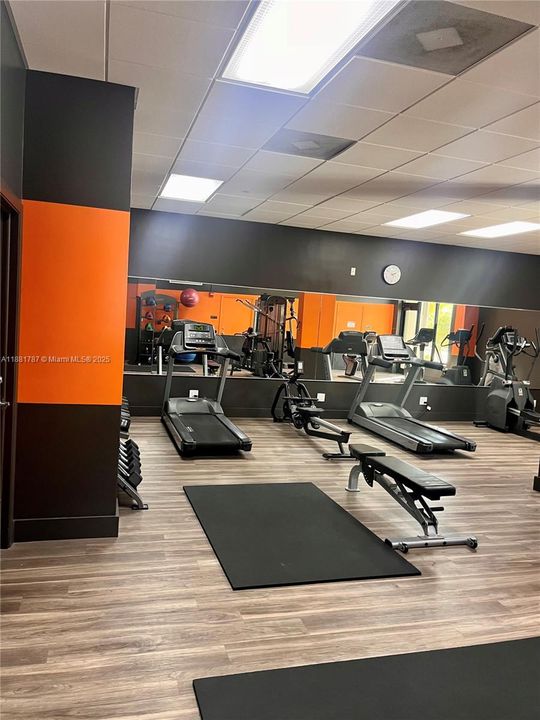 For Rent: $3,200 (1 beds, 1 baths, 910 Square Feet)