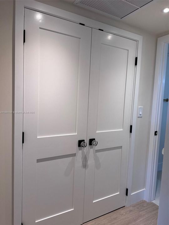 For Rent: $3,200 (1 beds, 1 baths, 910 Square Feet)