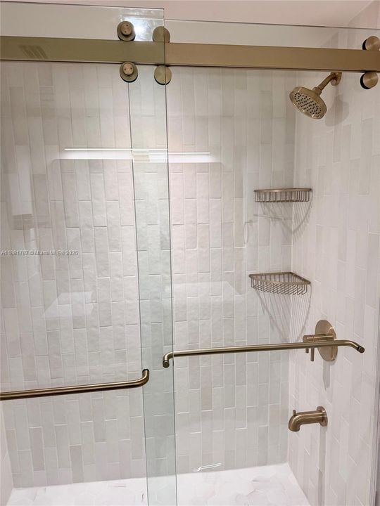 For Rent: $3,200 (1 beds, 1 baths, 910 Square Feet)