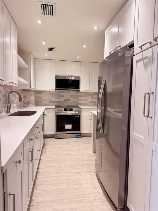 For Rent: $3,200 (1 beds, 1 baths, 910 Square Feet)