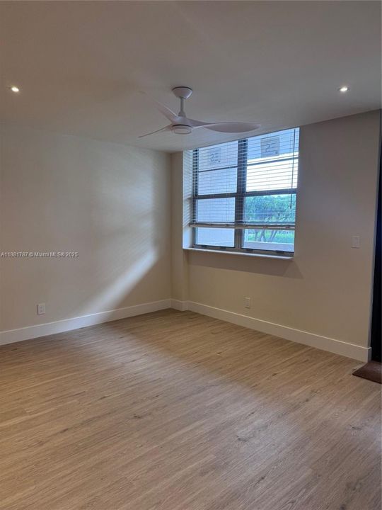 For Rent: $3,200 (1 beds, 1 baths, 910 Square Feet)