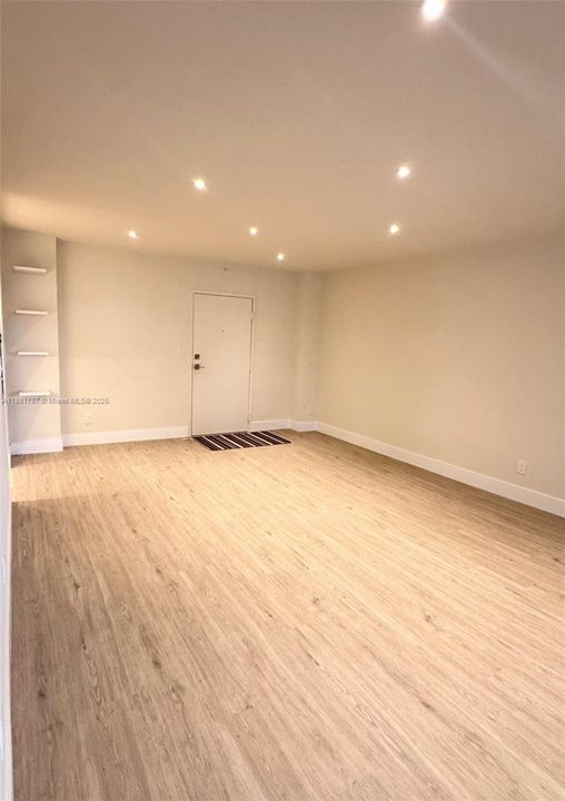 For Rent: $3,200 (1 beds, 1 baths, 910 Square Feet)