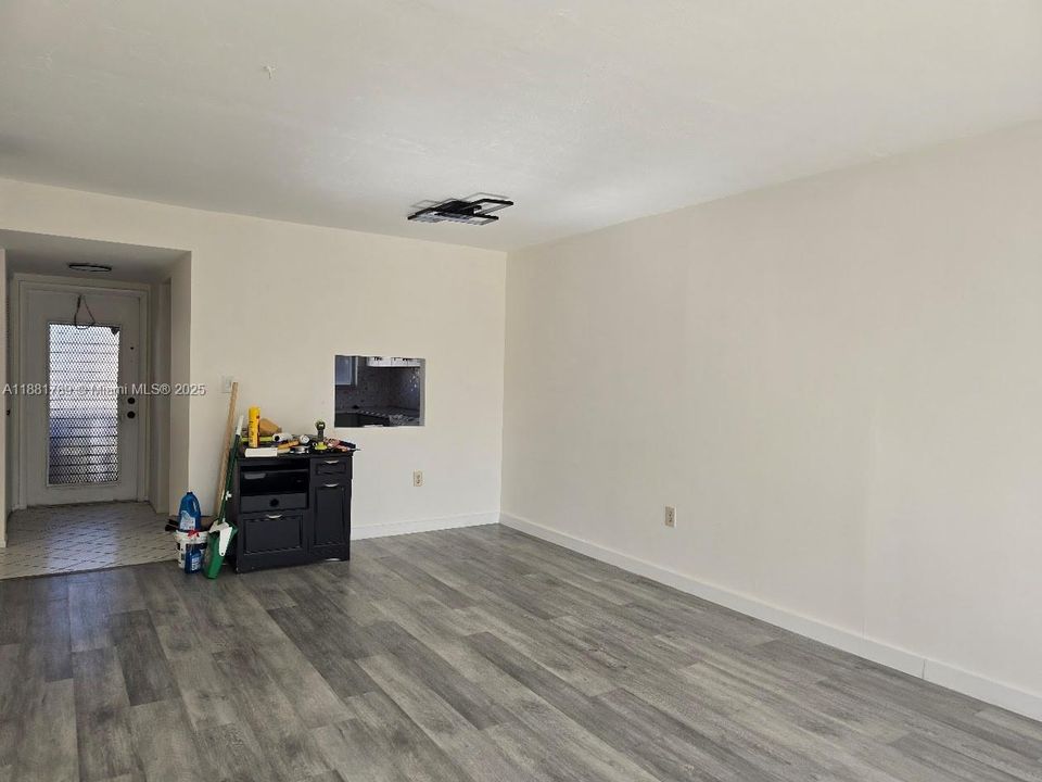 For Sale: $79,900 (1 beds, 1 baths, 640 Square Feet)