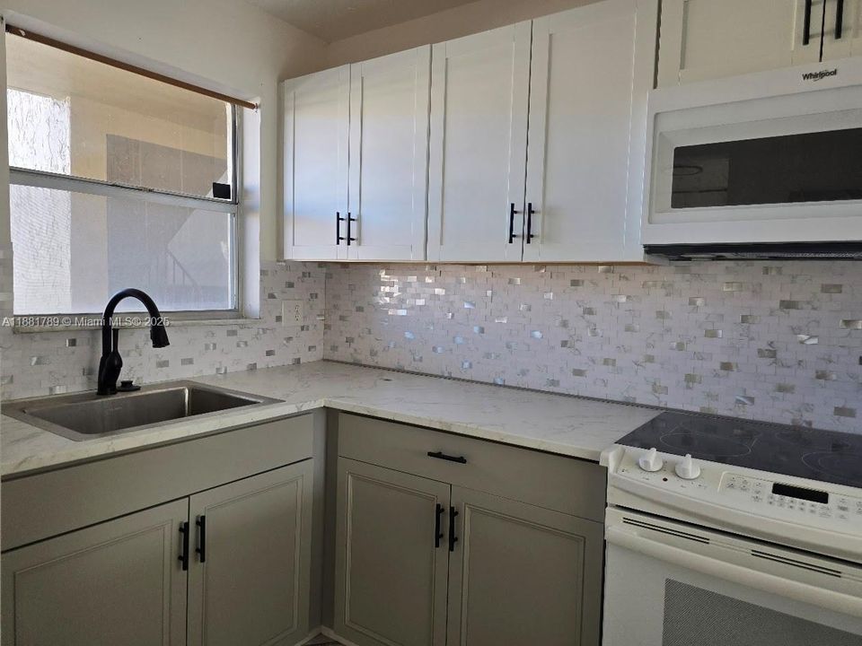 For Sale: $79,900 (1 beds, 1 baths, 640 Square Feet)