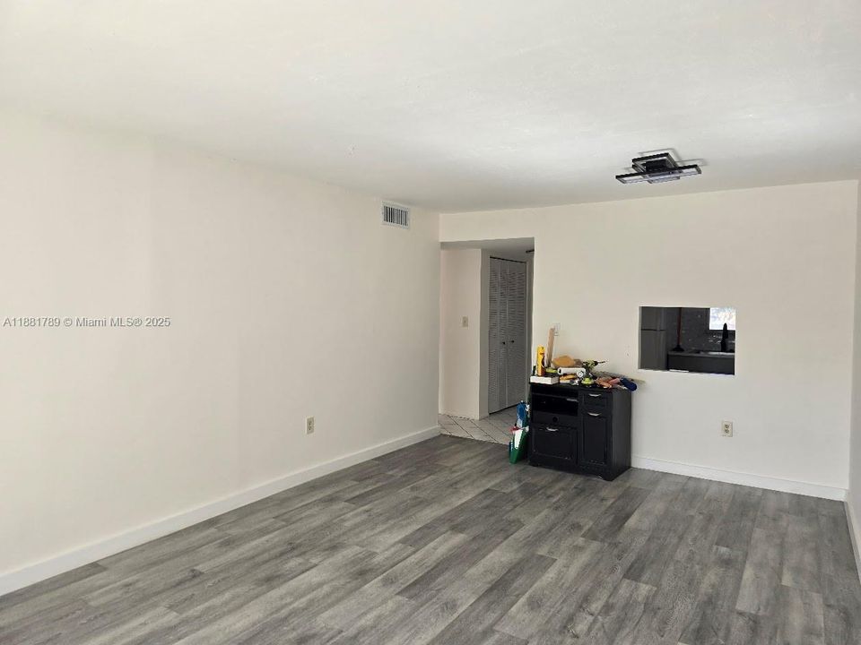 For Sale: $79,900 (1 beds, 1 baths, 640 Square Feet)