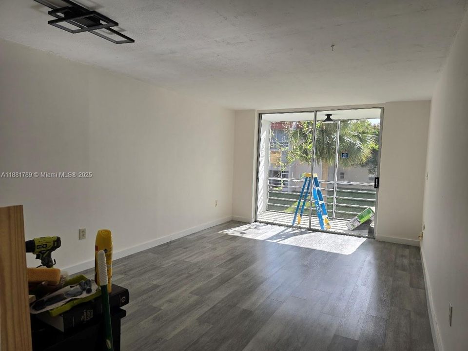 For Sale: $79,900 (1 beds, 1 baths, 640 Square Feet)