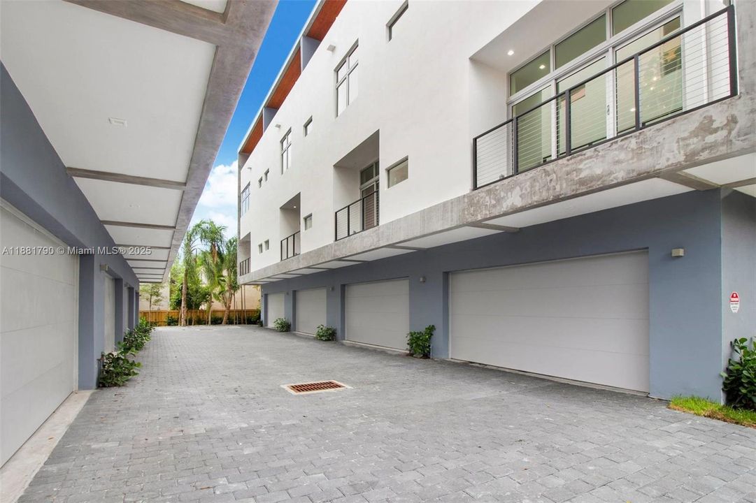 Activo con contrato: $1,339,000 (3 camas, 3 baños, 2332 Pies cuadrados)