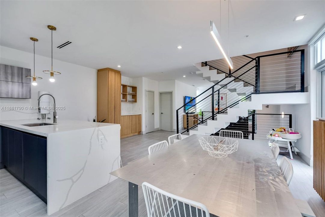 Activo con contrato: $1,339,000 (3 camas, 3 baños, 2332 Pies cuadrados)