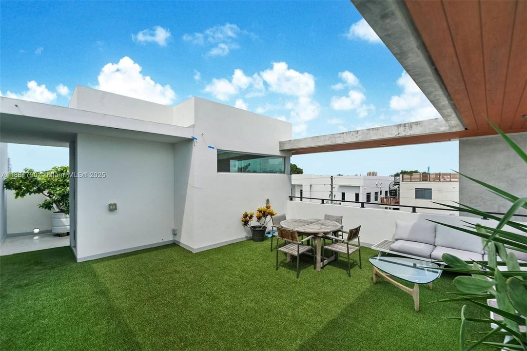 Activo con contrato: $1,339,000 (3 camas, 3 baños, 2332 Pies cuadrados)