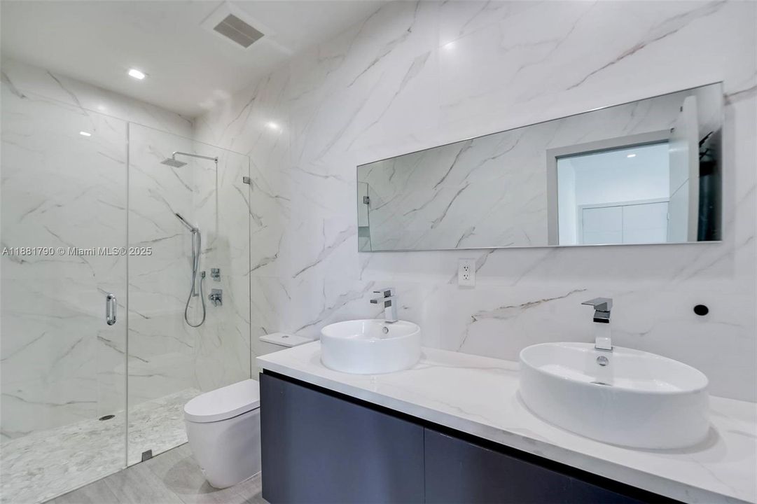 Activo con contrato: $1,339,000 (3 camas, 3 baños, 2332 Pies cuadrados)