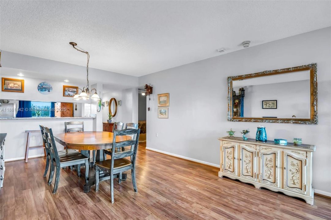 最近售出: $189,999 (2 贝兹, 2 浴室, 1437 平方英尺)