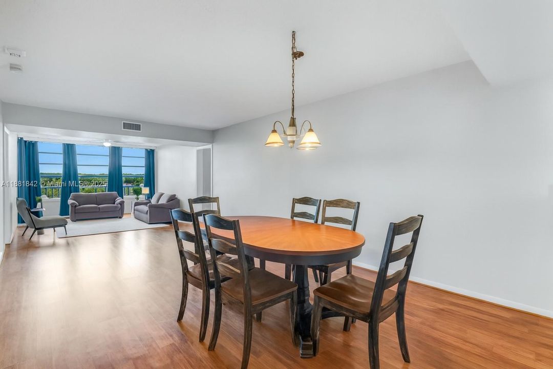 最近售出: $189,999 (2 贝兹, 2 浴室, 1437 平方英尺)