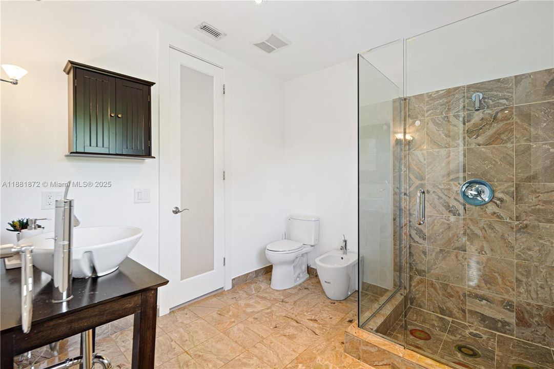 Activo con contrato: $23,000 (3 camas, 3 baños, 2501 Pies cuadrados)