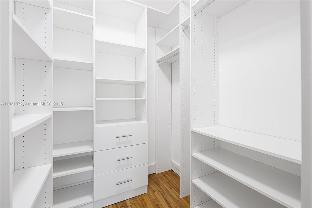 Activo con contrato: $23,000 (3 camas, 3 baños, 2501 Pies cuadrados)