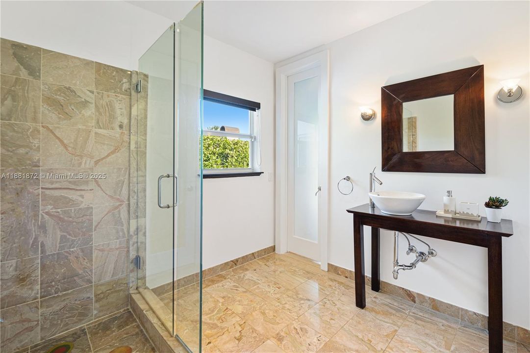 Activo con contrato: $23,000 (3 camas, 3 baños, 2501 Pies cuadrados)