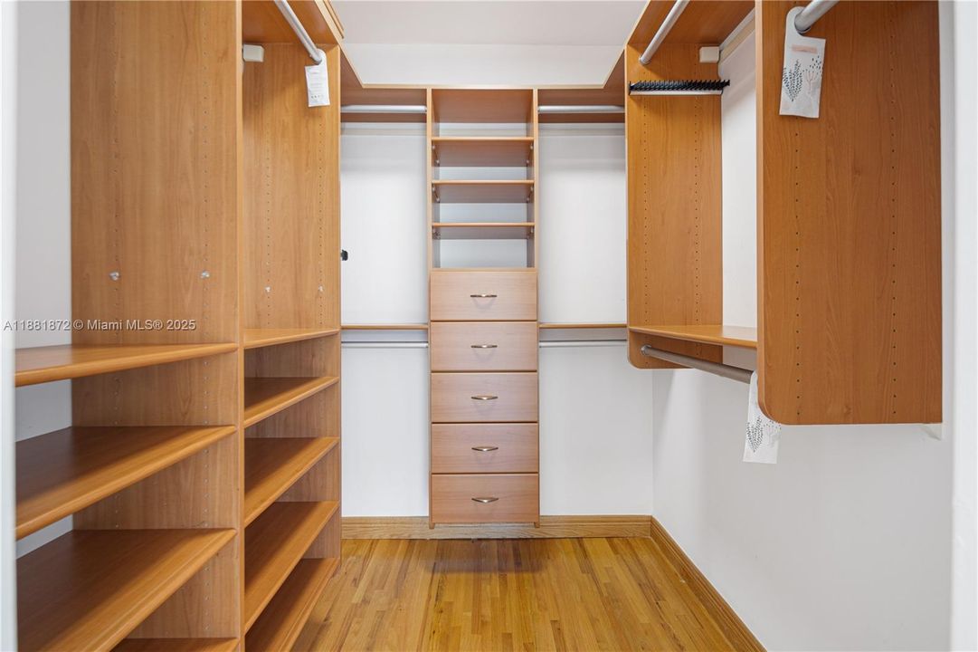 Activo con contrato: $23,000 (3 camas, 3 baños, 2501 Pies cuadrados)