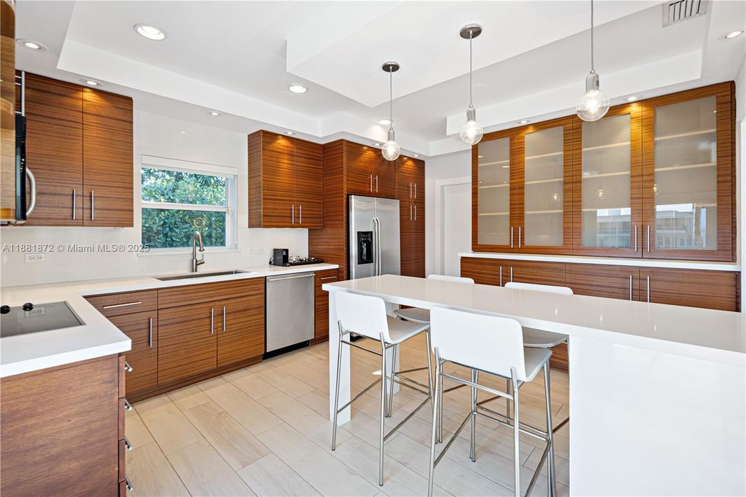 Activo con contrato: $23,000 (3 camas, 3 baños, 2501 Pies cuadrados)