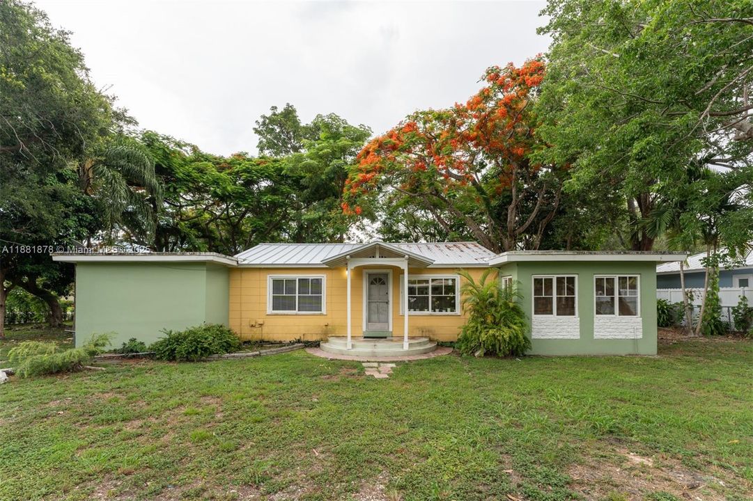Active With Contract: $880,000 (2 beds, 2 baths, 990 Square Feet)