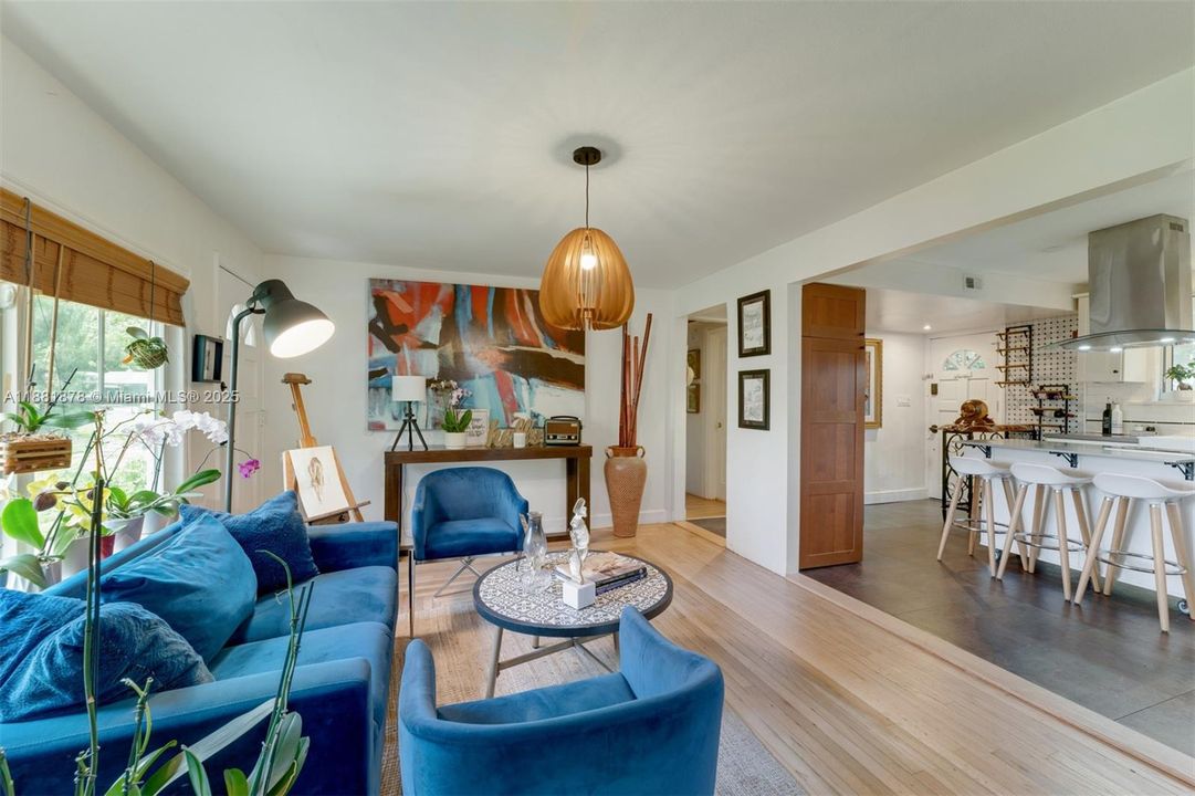 Active With Contract: $880,000 (2 beds, 2 baths, 990 Square Feet)