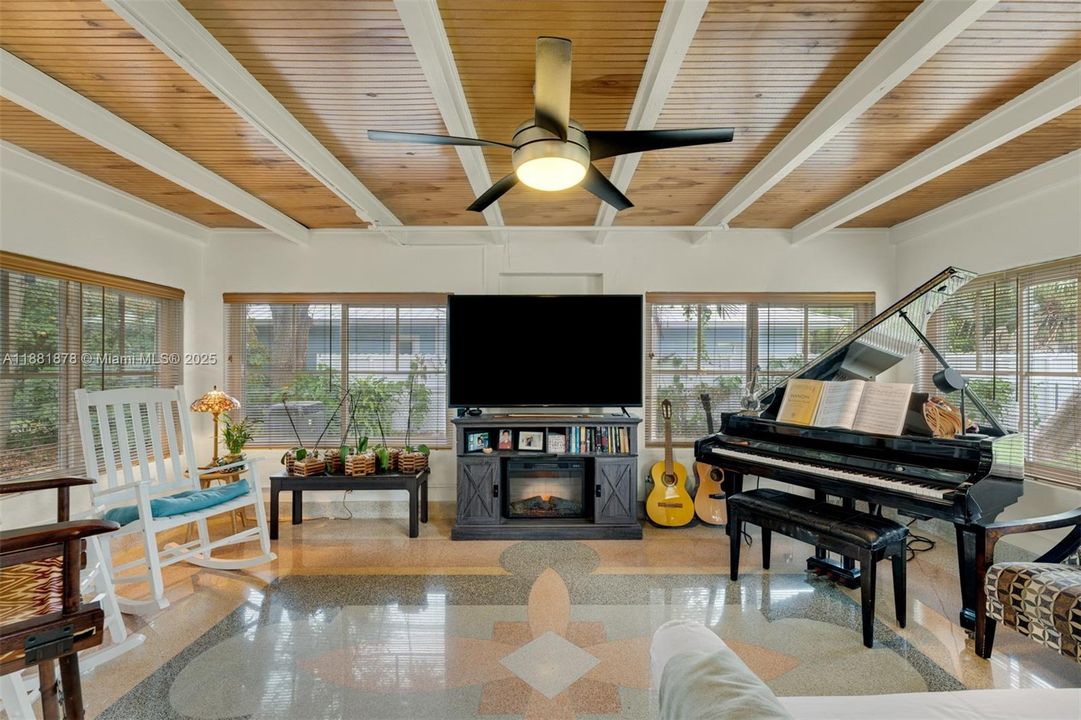 Active With Contract: $880,000 (2 beds, 2 baths, 990 Square Feet)