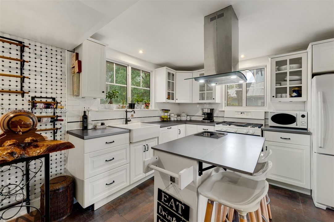 Active With Contract: $880,000 (2 beds, 2 baths, 990 Square Feet)