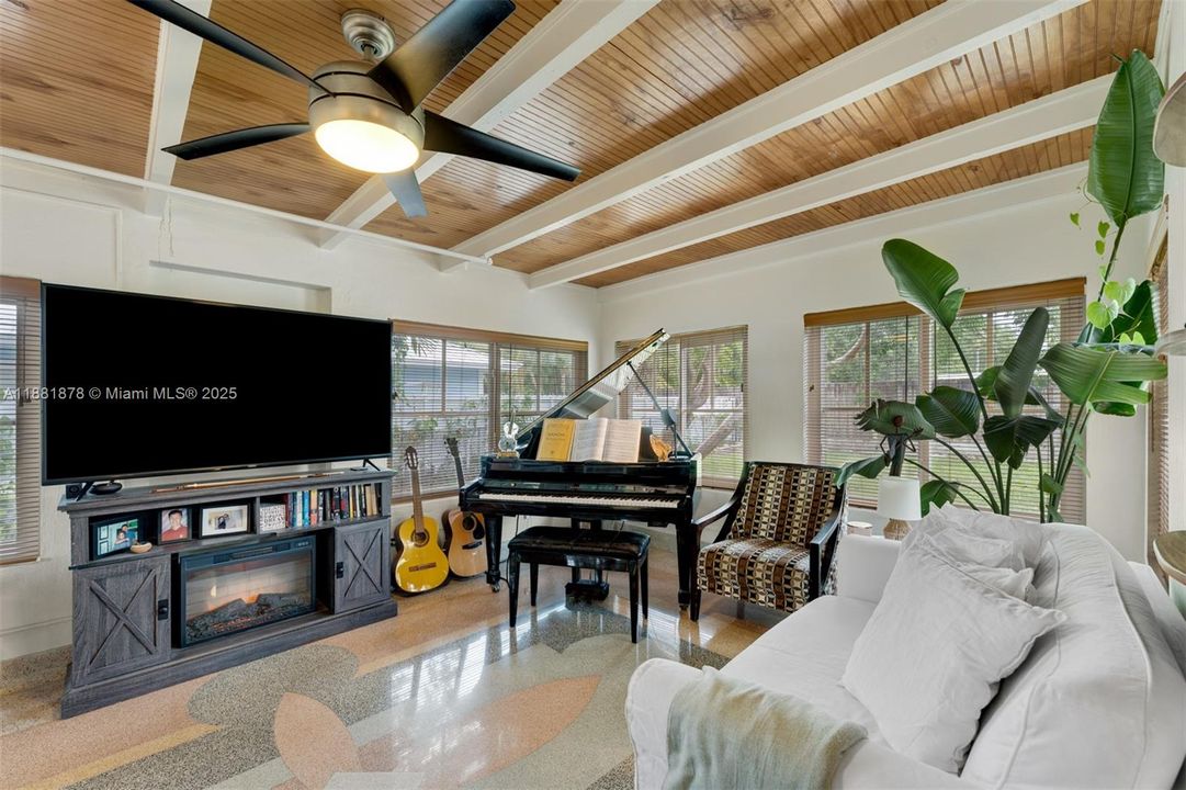 Active With Contract: $880,000 (2 beds, 2 baths, 990 Square Feet)