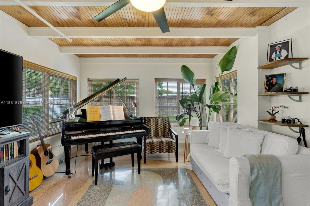 Active With Contract: $880,000 (2 beds, 2 baths, 990 Square Feet)