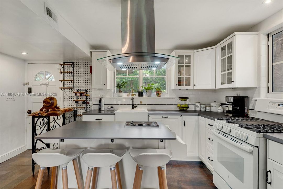 Active With Contract: $880,000 (2 beds, 2 baths, 990 Square Feet)