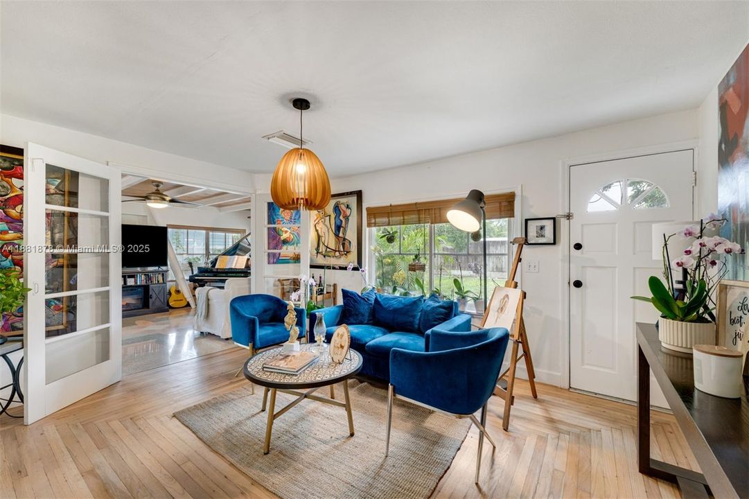 Active With Contract: $880,000 (2 beds, 2 baths, 990 Square Feet)