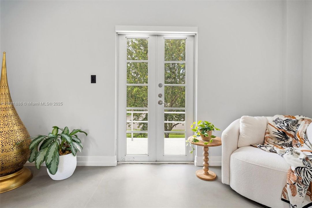 合同活跃: $2,725,000 (3 贝兹, 3 浴室, 2726 平方英尺)