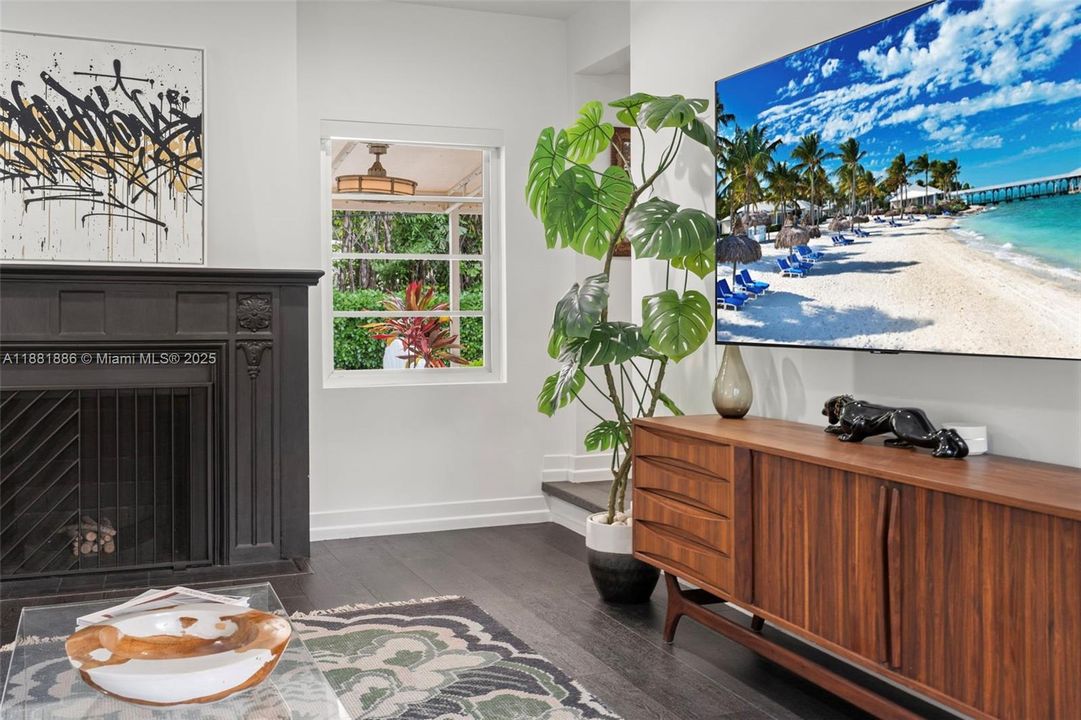 合同活跃: $2,725,000 (3 贝兹, 3 浴室, 2726 平方英尺)