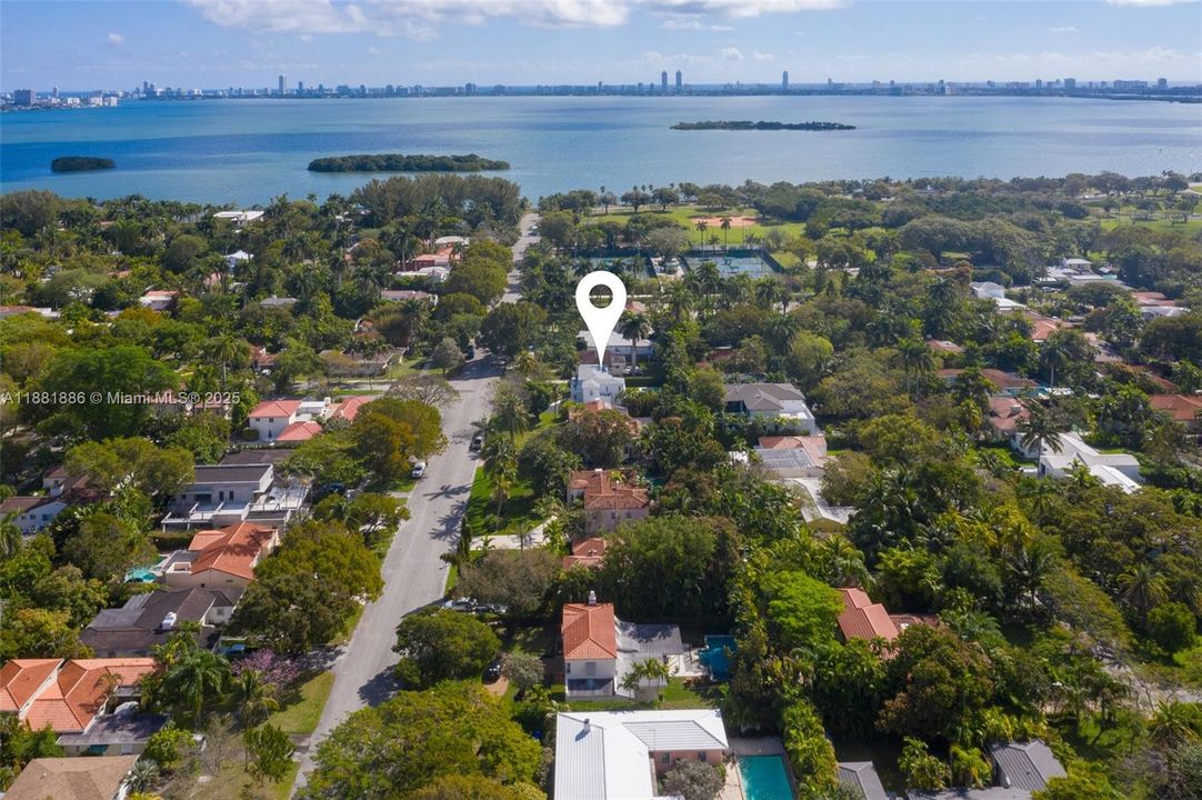 合同活跃: $2,725,000 (3 贝兹, 3 浴室, 2726 平方英尺)