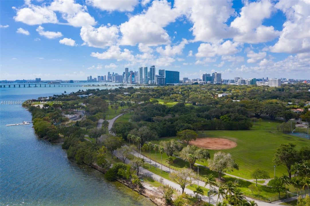 合同活跃: $2,725,000 (3 贝兹, 3 浴室, 2726 平方英尺)