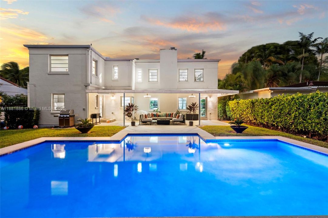 合同活跃: $2,725,000 (3 贝兹, 3 浴室, 2726 平方英尺)