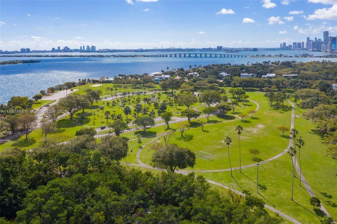 合同活跃: $2,725,000 (3 贝兹, 3 浴室, 2726 平方英尺)