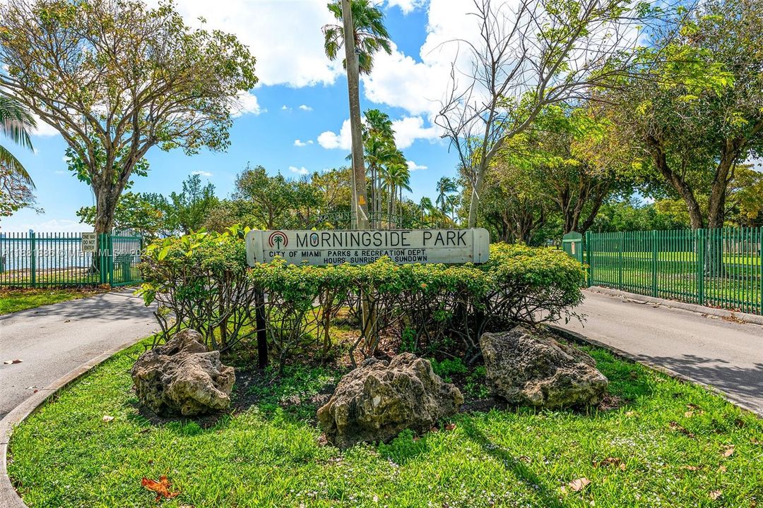 合同活跃: $2,725,000 (3 贝兹, 3 浴室, 2726 平方英尺)