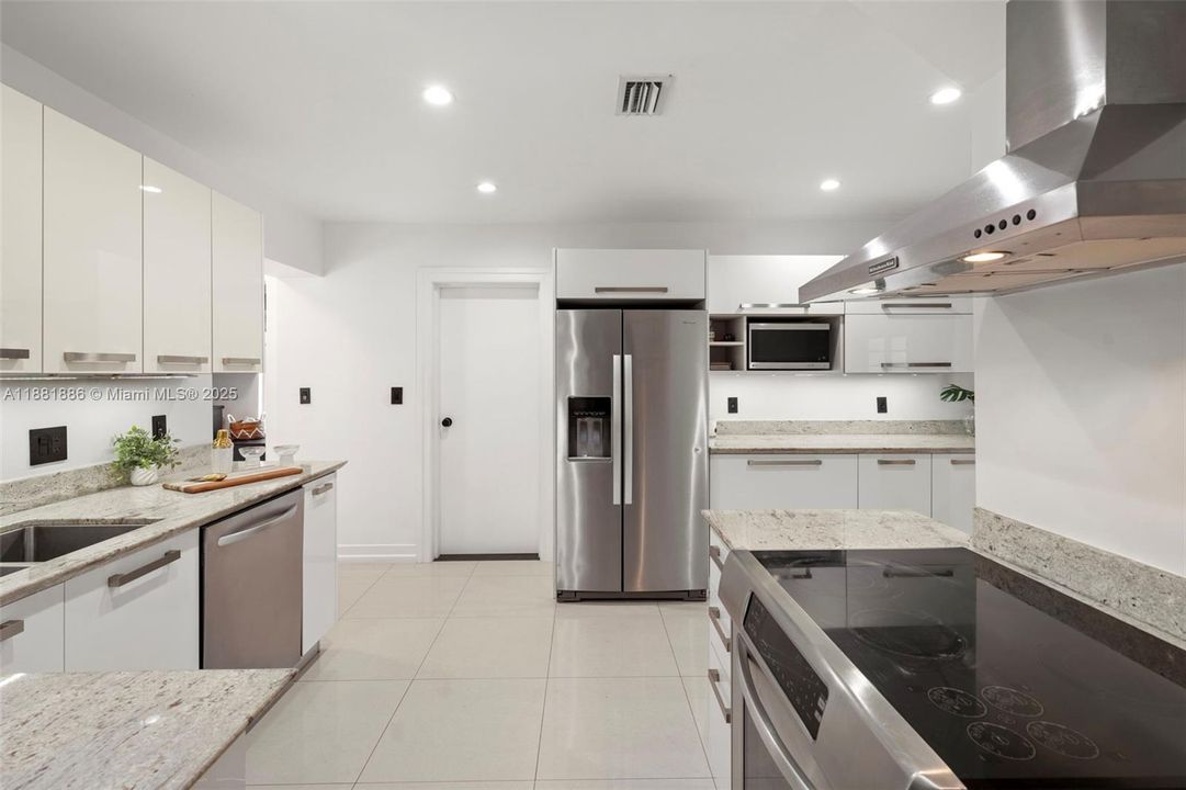 合同活跃: $2,725,000 (3 贝兹, 3 浴室, 2726 平方英尺)