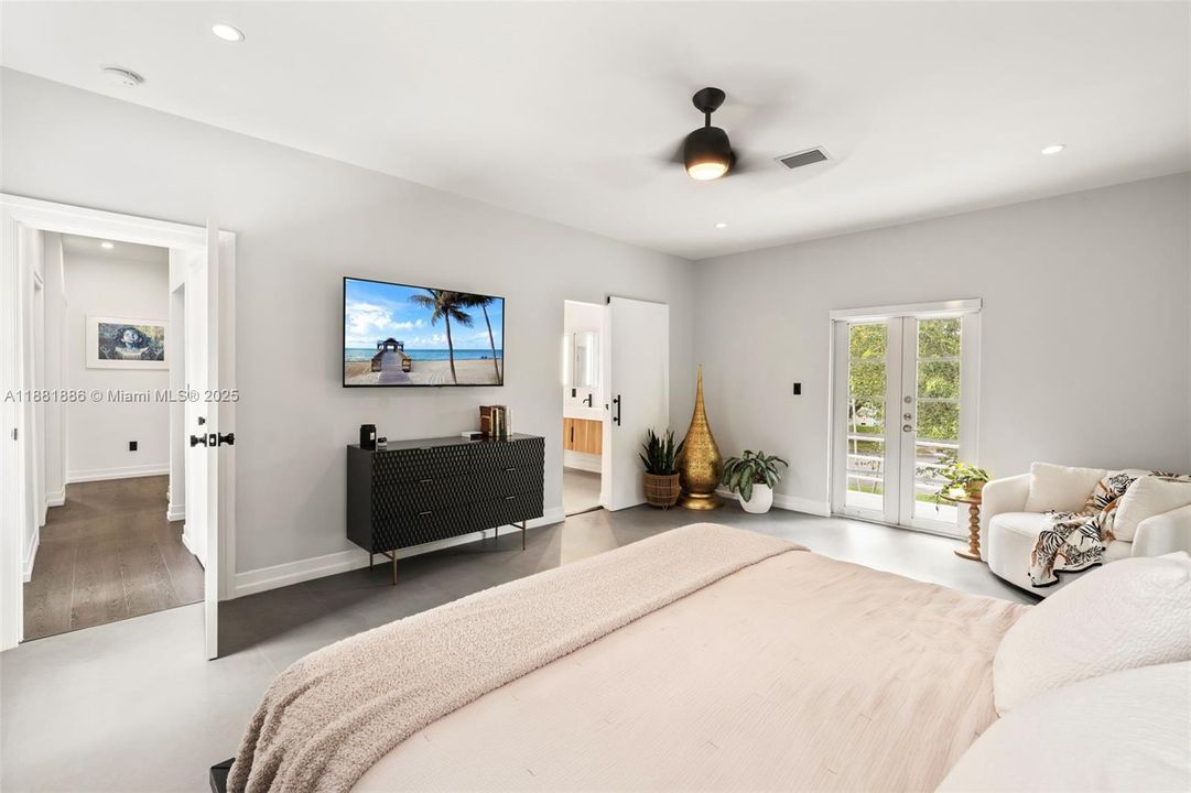 合同活跃: $2,725,000 (3 贝兹, 3 浴室, 2726 平方英尺)