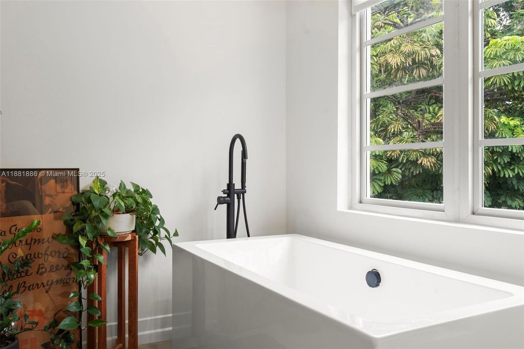 合同活跃: $2,725,000 (3 贝兹, 3 浴室, 2726 平方英尺)