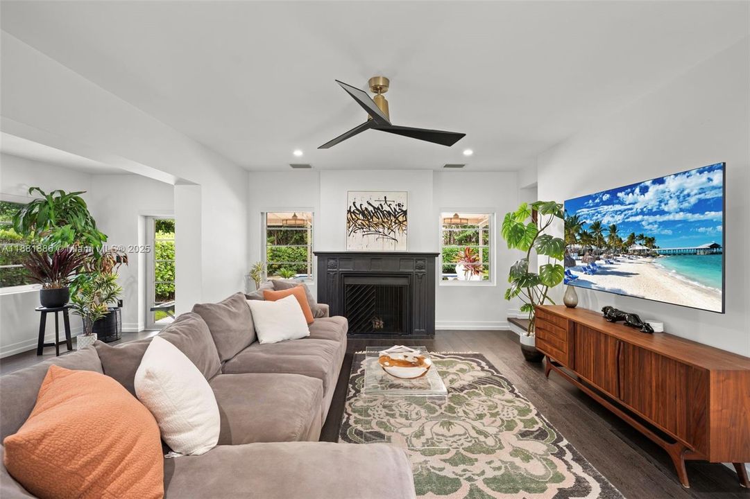 合同活跃: $2,725,000 (3 贝兹, 3 浴室, 2726 平方英尺)