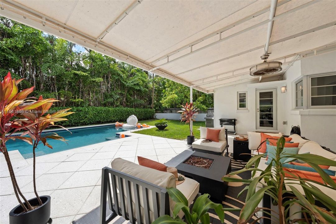 合同活跃: $2,725,000 (3 贝兹, 3 浴室, 2726 平方英尺)