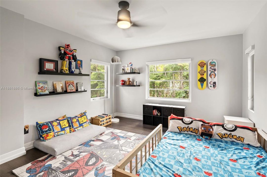 合同活跃: $2,725,000 (3 贝兹, 3 浴室, 2726 平方英尺)