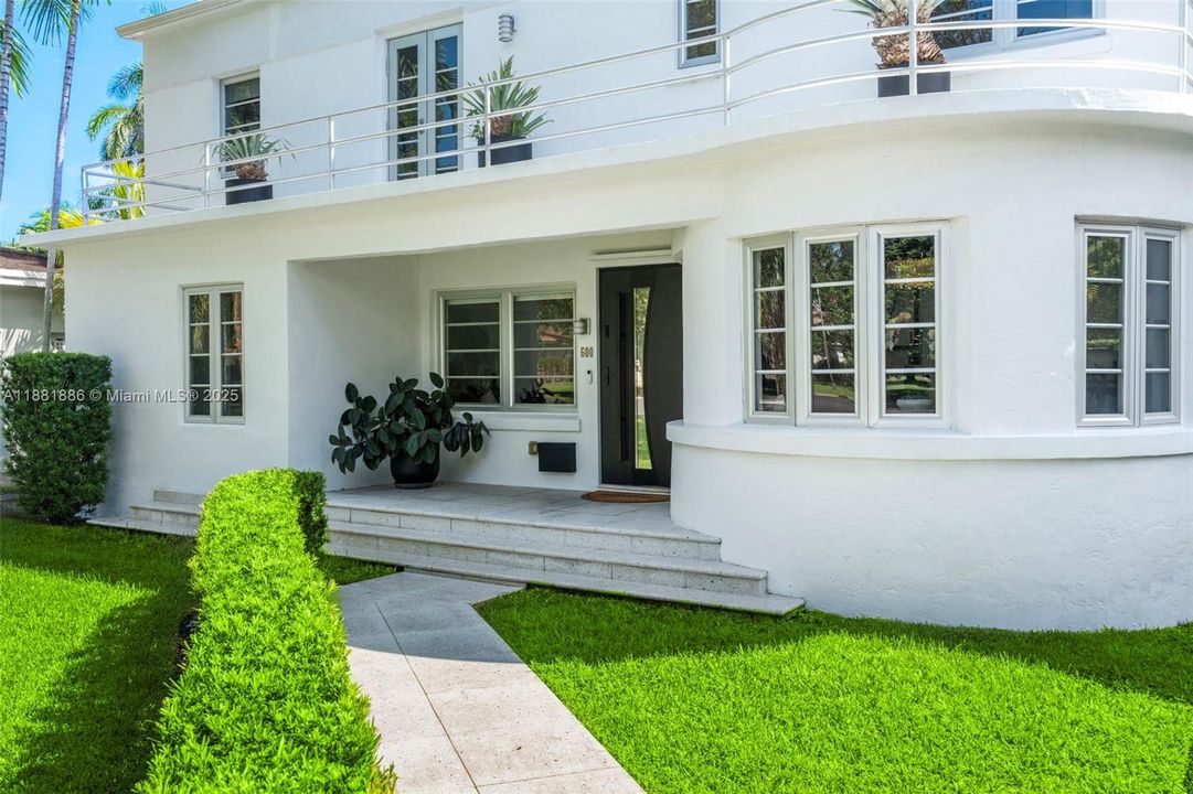 合同活跃: $2,725,000 (3 贝兹, 3 浴室, 2726 平方英尺)